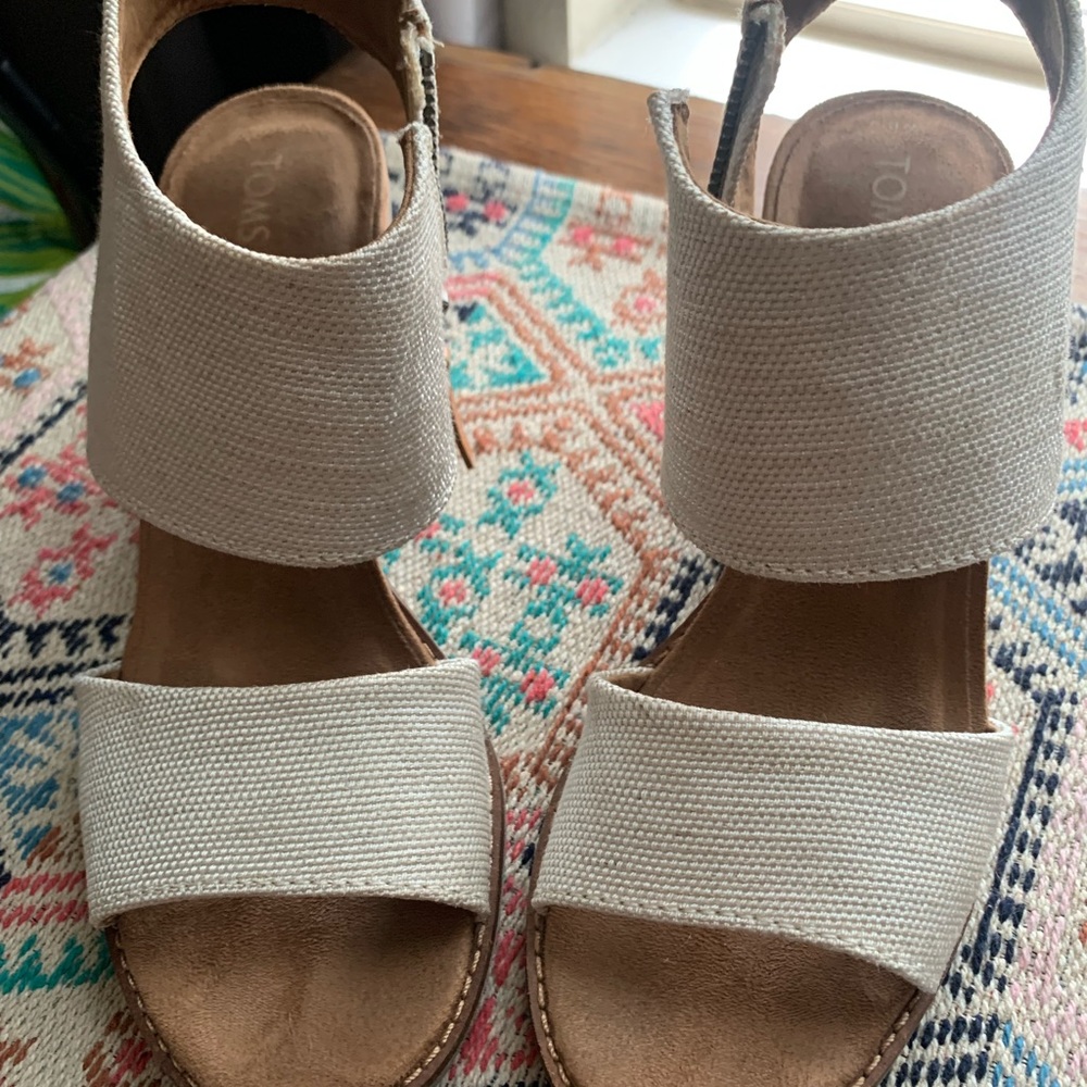 TOMS Women's Suede Majcut natural fabric sandal